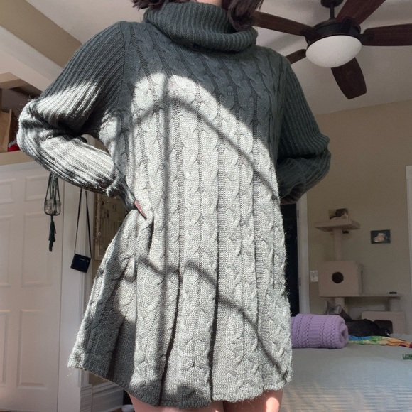 Large Green Turtleneck Sweater - Picture 1 of 3